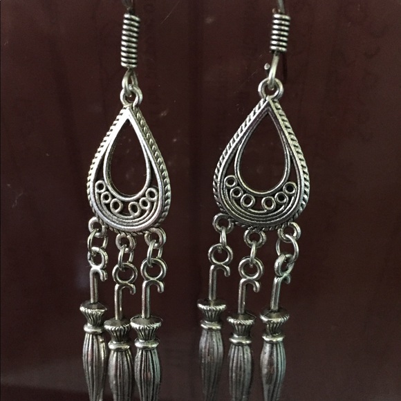 Silver earrings. - Picture 1 of 1